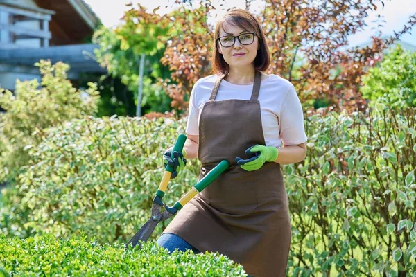Tukang Kebun Perempuan Memotong Pagar Halaman Belakang Tersenyum Wanita Celemek — Stok Foto