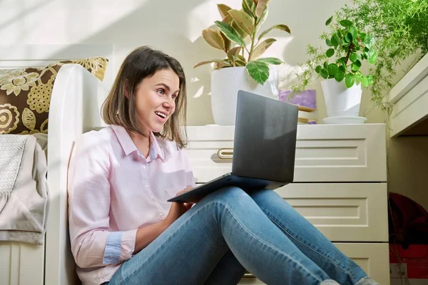 Junge Studentin Die Hause Studiert Sitzt Mit Laptop Auf Dem — Stockfoto