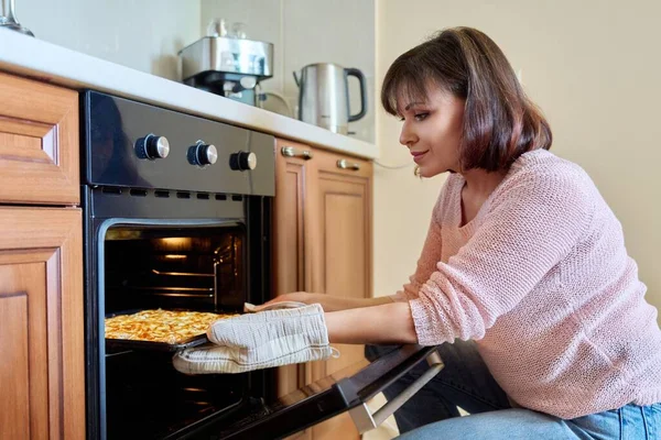 Middle Aged Woman Cooked Meat Taking Baking Sheet Out Oven — Stock Photo, Image