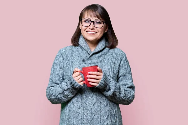 Winter Portret Van Gelukkig Volwassen Vrouw Trui Met Mok Roze — Stockfoto