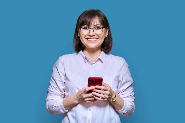 Μεσήλικη Επιχειρηματίας Smartphone Στα Χέρια Χαμογελαστή Γυναίκα Που Κοιτάζει Κάμερα — Φωτογραφία Αρχείου