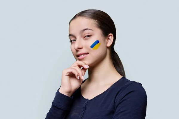 Jeune Adolescente Avec Drapeau Ukrainien Sur Joue Fille Souriante Regardant — Photo