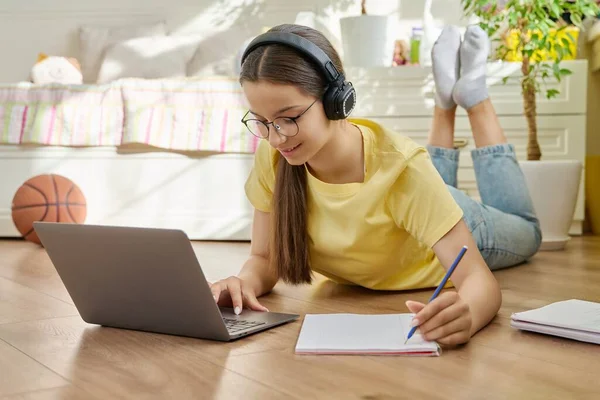 Adolescente Ragazza Adolescente Con Gli Occhiali Che Studia Casa Con — Foto Stock