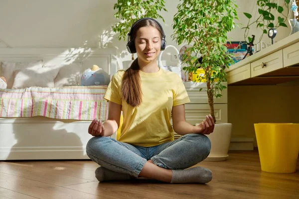 Teenage Dívka Sluchátkách Relaxační Meditace Zavřenýma Očima Sedí Lotosové Poloze — Stock fotografie