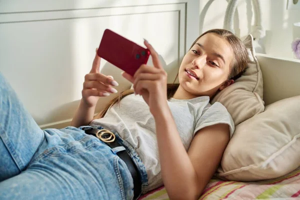 Teenagermädchen Die Der Freizeit Mit Dem Smartphone Bett Liegen Jugendliche — Stockfoto