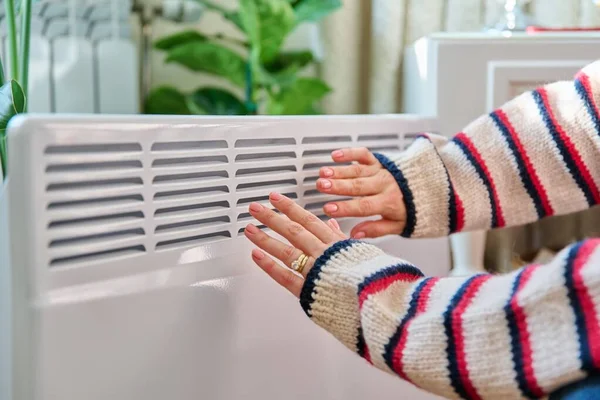 Close Umas Mulheres Mãos Que Aquecem Perto Radiador Aquecimento Elétrico — Fotografia de Stock