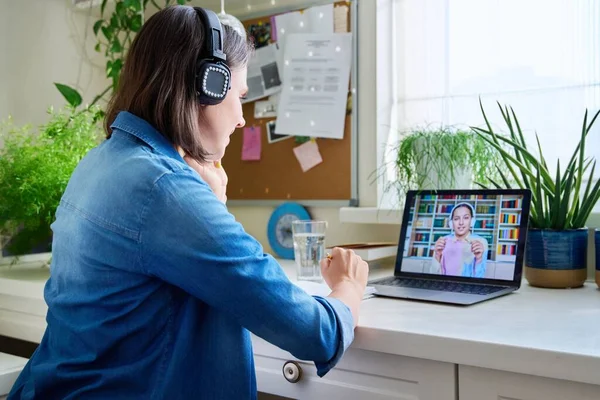 Jeune Enseignante Dans Casque Ayant Une Vidéoconférence Avec Une Étudiante — Photo