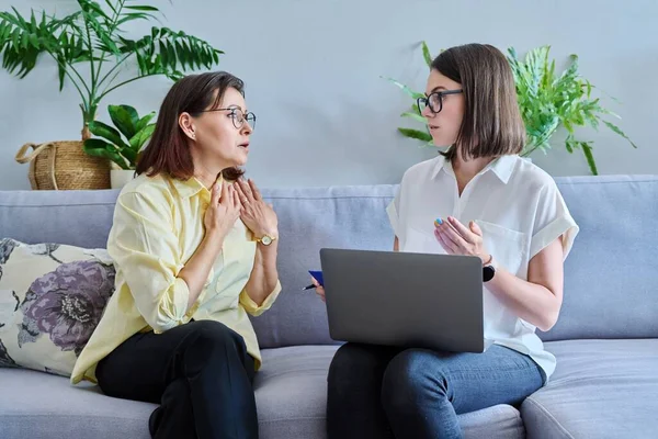 Therapiesitzung Reife Frau Bei Der Beratung Psychologenbüro Junge Therapeutin Beim — Stockfoto