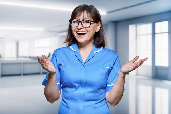 Retrato Enfermeira Meia Idade Dentro Hospital Médico Sorrindo Positivo Olhando — Fotografia de Stock