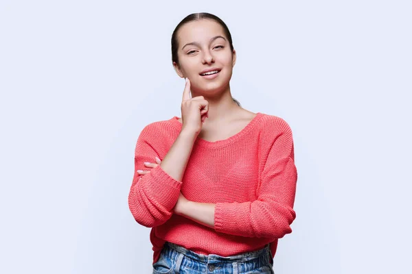 Retrato Una Adolescente Sonriente Mirando Cámara Sobre Fondo Blanco Del —  Fotos de Stock