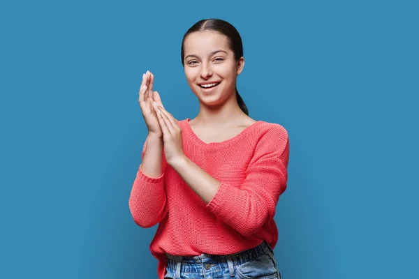 Giovane Ragazza Adolescente Battendo Mani Sfondo Studio Colore Blu Bella — Foto Stock