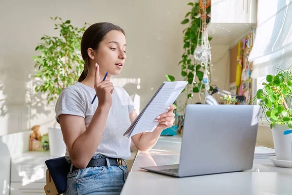 Ragazza Adolescente Che Studia Casa Con Computer Portatile Prendere Appunti — Foto Stock