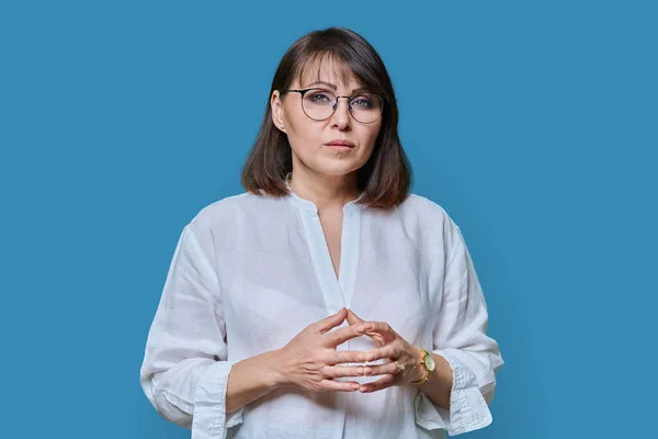 Serious Confident Middle Aged Woman Glasses Blue Color Background Experienced — Stock Photo, Image