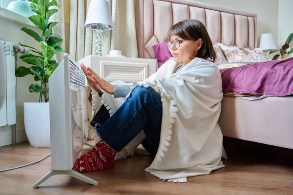 Vrouw Warmt Thuis Buurt Van Elektrische Verwarming Vrouw Van Middelbare — Stockfoto
