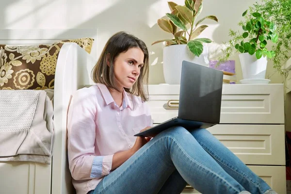 Junge Studentin Die Hause Studiert Sitzt Mit Laptop Auf Dem — Stockfoto