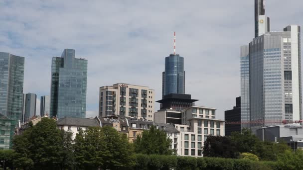 Bankenviertel ve Frankfurtu nad Mohanem v deutschland — Stock video
