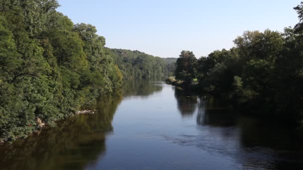 Возле реки в Бад-Кройцнах в Германии — стоковое видео