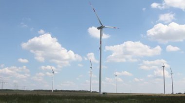 berlin yakınındaki elektrik üretmek için rüzgar türbinleri