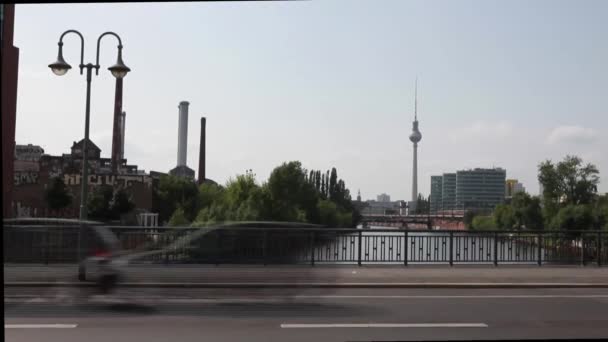 亚历山大 · 塔俯瞰从一座桥在 Kreuzberg 区狂欢 / 米特在柏林 — 图库视频影像