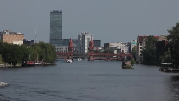 Oberbaum 桥在柏林俯瞰河狂欢 — 图库视频影像