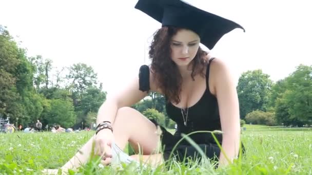 Jonge universitair leest in het park — Stockvideo