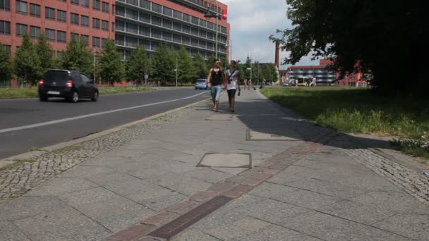 Pavimentos en memoria del Muro de Berlín en Berlín — Vídeo de stock