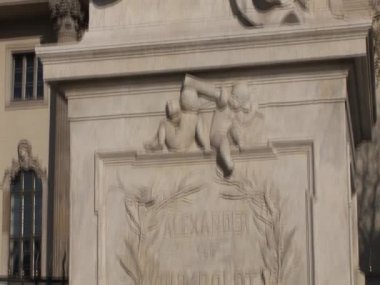 Alexander von humboldt heykeli önünde Berlin humboldt Üniversitesi