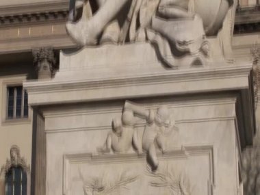 Alexander von humboldt heykeli önünde Berlin humboldt Üniversitesi