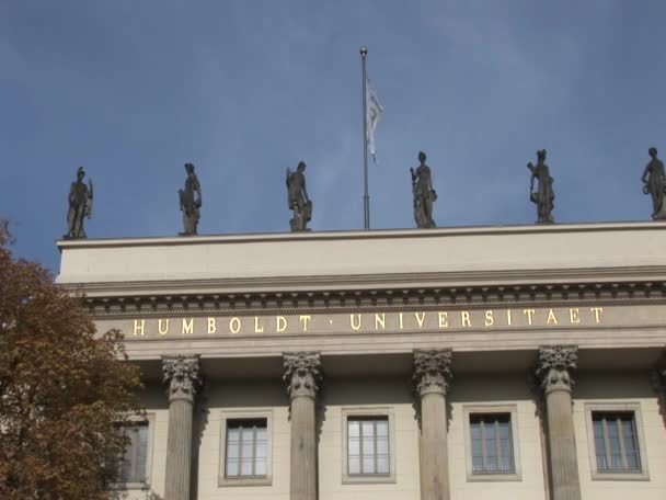 Viktigaste byggnad av humboldt universitetet i berlin — Stockvideo