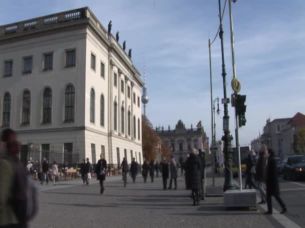 Viktigaste byggnad av humboldt universitetet i berlin — Stockvideo