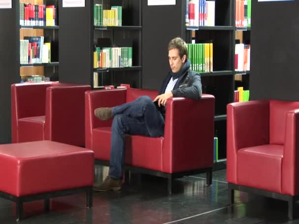 En student arbetar i jacob och wilhelm grimm center i berlin — Stockvideo