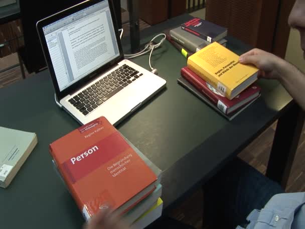 Egy diák dolgozik a Jacob és Wilhelm Grimm Center, Berlin — Stock videók