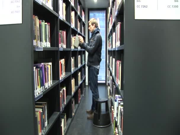 Ein student arbeitet im jacob und wilhelm grimm center in berlin — Stockvideo