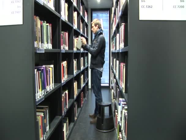 Een student werkt in de jacob en wilhelm grimm center in Berlijn — Stockvideo