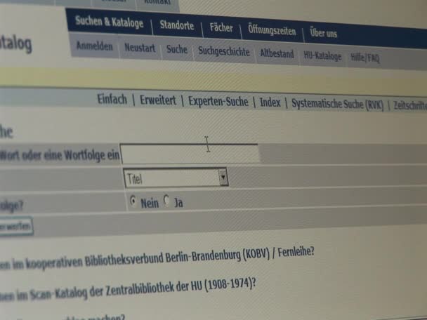 Ricerca da un computer in Jacob e Wilhelm Grimm-Center a Berlino — Video Stock