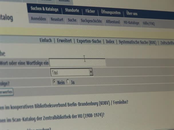 Έρευνα από έναν υπολογιστή στο jacob και Βίλχελμ Γκριμ-κέντρο στο Βερολίνο — Αρχείο Βίντεο