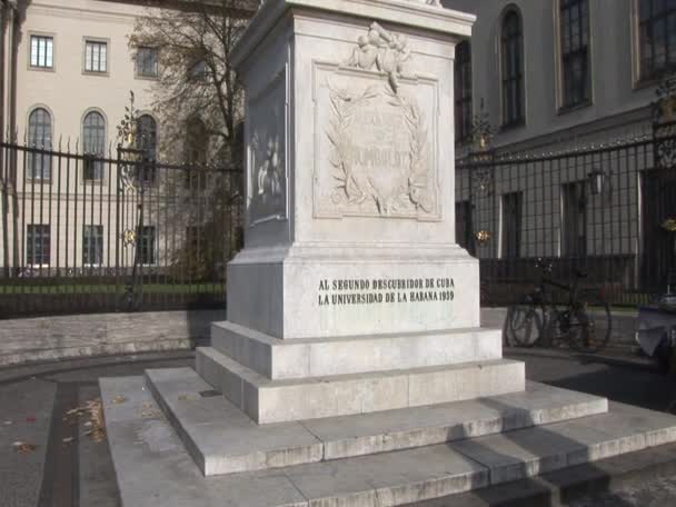 Estátua de Alexander von Humboldt em frente à Universidade Humboldt em Berlim — Vídeo de Stock