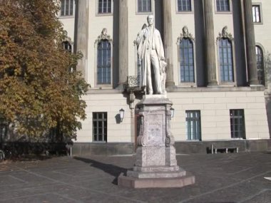 Helmholtz heykel Berlin humboldt Üniversitesi'nin Ana binanın önünde