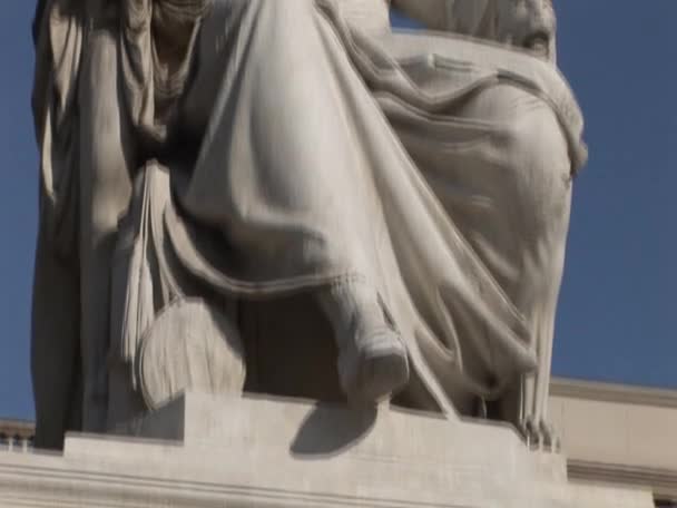 Wilhelm von humboldt standbeeld voor de humboldt Universiteit in Berlijn — Stockvideo