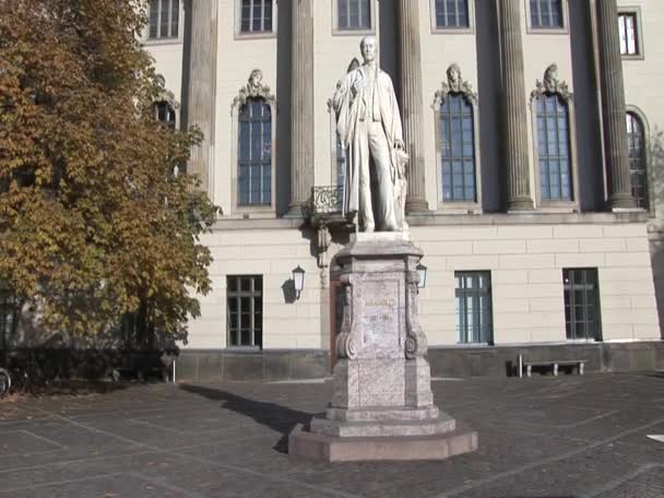 Estatua de Helmholtz frente al edificio principal de la Universidad Humboldt de Berlín — Vídeo de stock