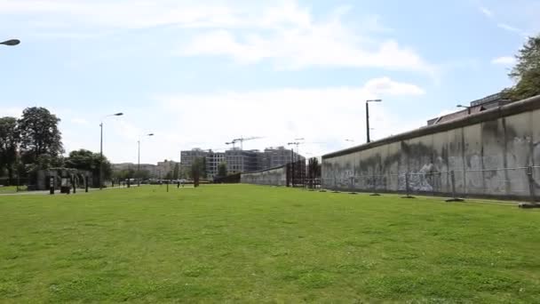 Berlin vägg minnesmärke vid bernauer strasse — Stockvideo