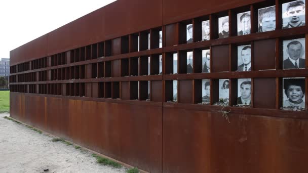 Monumento al Muro de Berlín en Bernauer Strasse — Vídeos de Stock