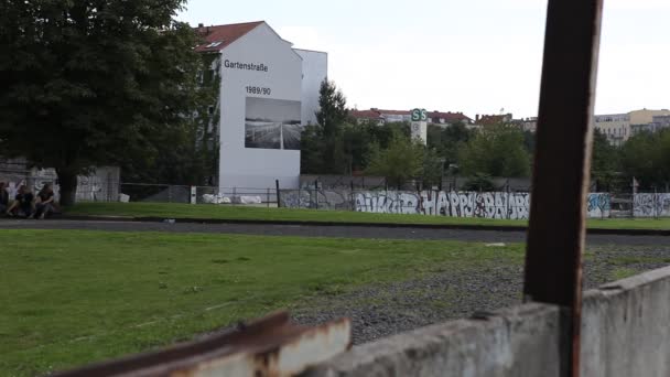 柏林墙纪念馆在贝瑙尔大街 — 图库视频影像