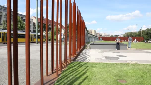 Monumento al Muro de Berlín en Bernauer Strasse — Vídeos de Stock