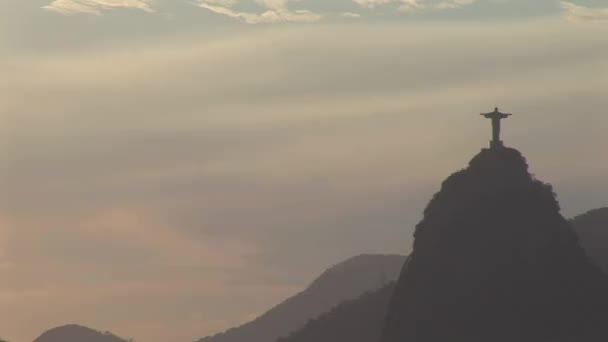 Monumento-Крісто Redentor варто в Ріо-де-Жанейро, Бразилія — стокове відео