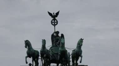 Berlin 'deki Brandenburg Kapısı' nda Quadriga