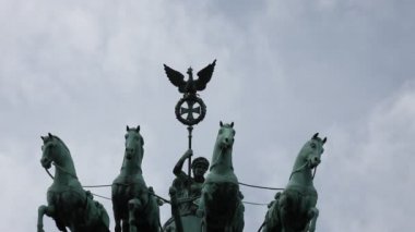Berlin 'deki Brandenburg Kapısı' nda Quadriga