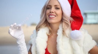 Noel Baba kostümlü sarışın bir kadın
