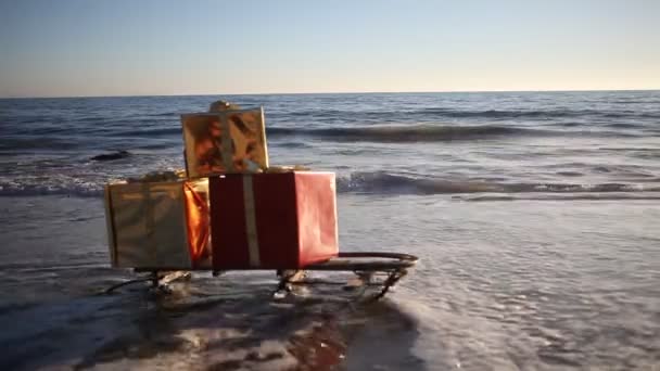 Cadouri de Crăciun pe o sanie pe plaja din Malibu, Los Angeles, SUA — Videoclip de stoc