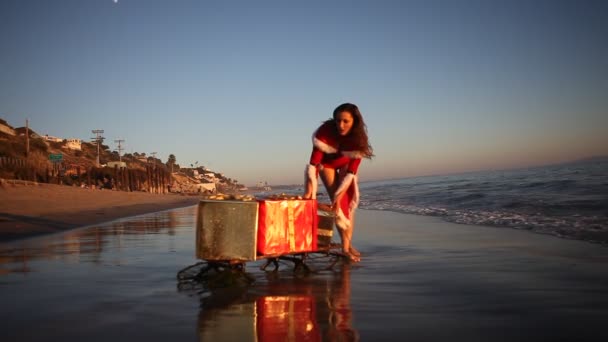 Una mujer atractiva disfrazada de Santa Claus — Vídeos de Stock